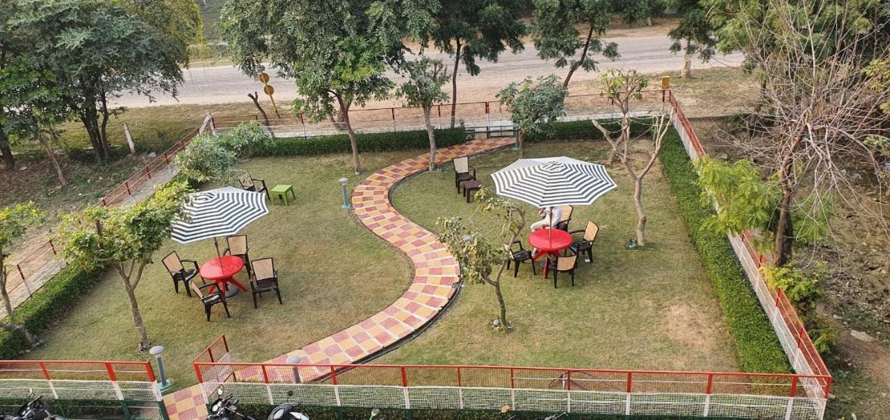 M K Hotel And Restaurant Noida Exterior photo