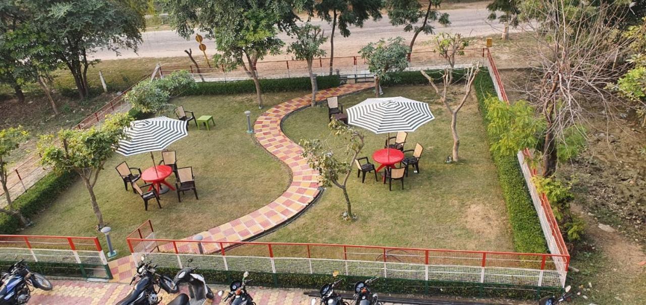 M K Hotel And Restaurant Noida Exterior photo