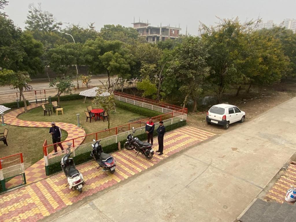 M K Hotel And Restaurant Noida Exterior photo