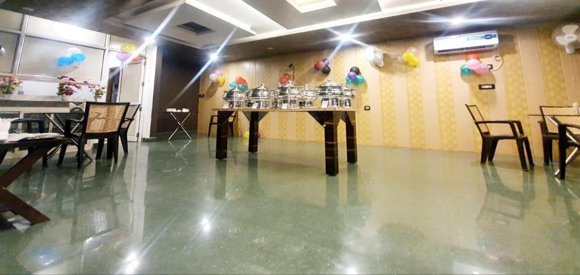 M K Hotel And Restaurant Noida Exterior photo