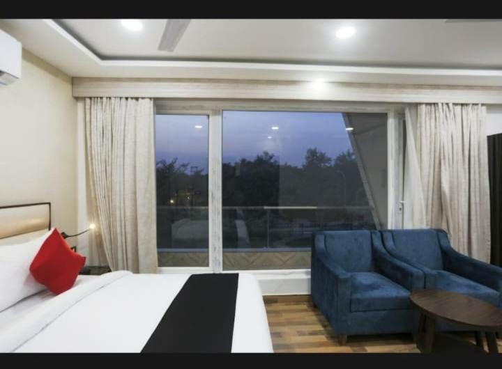M K Hotel And Restaurant Noida Exterior photo
